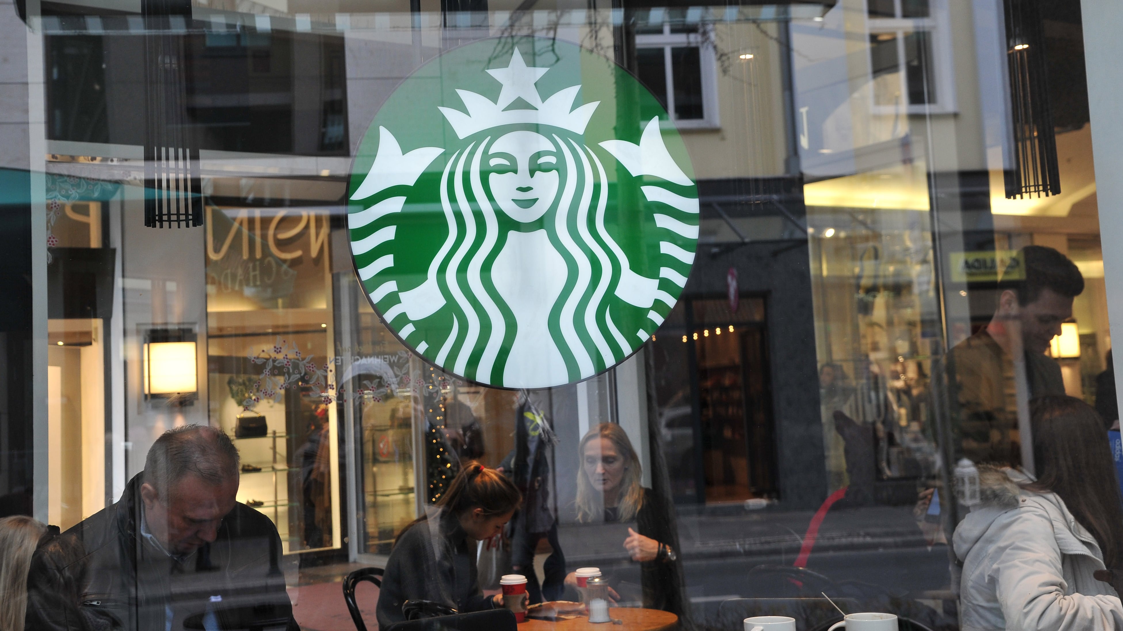 Starbucks crea 350 posti. Sala: "Non solo migranti ma anche gente in crisi"