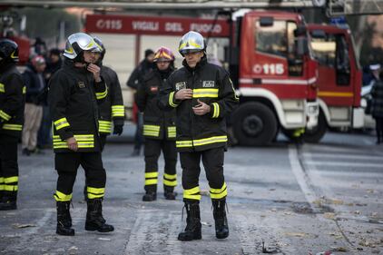 Roma, crollano tre piani di un palazzo 16