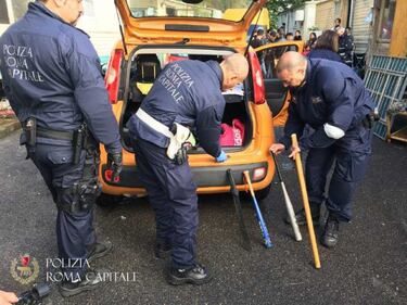 Roma, l'arsenale dei rom trovato nel campo nomadi 4