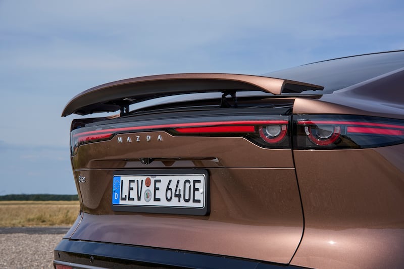 Lo spoiler retraibile di Mazda 6e