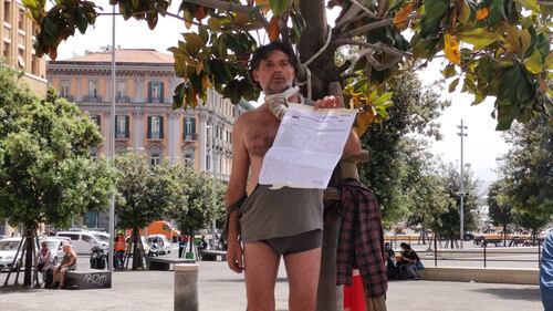 Operaio con il cappio al collo davanti al Comune di Napoli 6