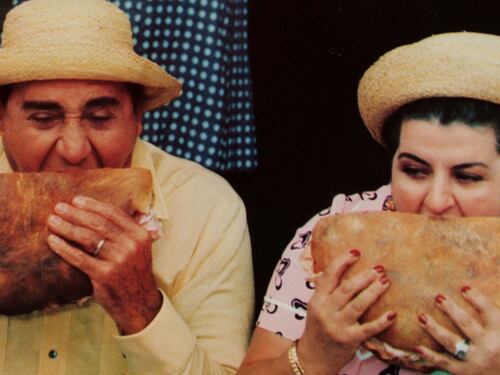 Da Alberto Sordi alle commedie romantiche: i film da non perdere stasera in tv