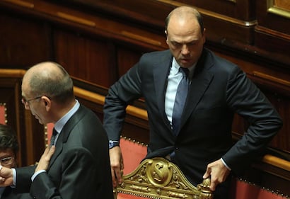 Alfano seduto tra i banchi del governo 4