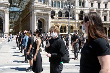 Flash mob a Milano: da Levante a Diodato artisti in piazza per i lavoratori dello spettacolo 9