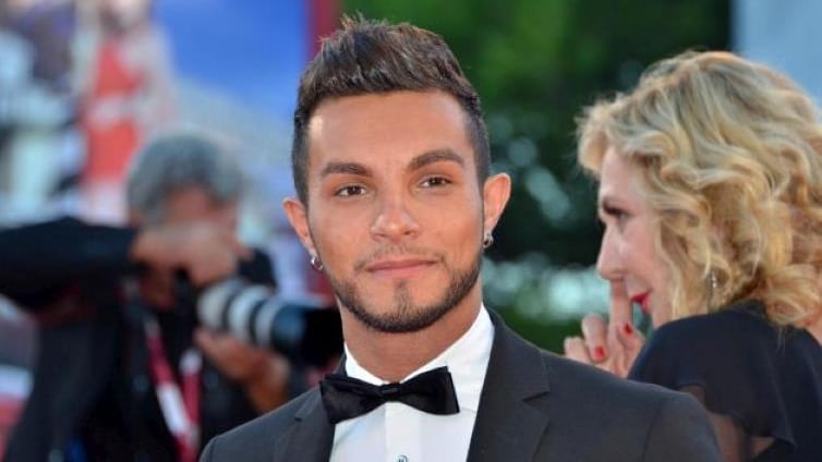 Notti di fuoco per Marco Carta: rissa in un locale gay