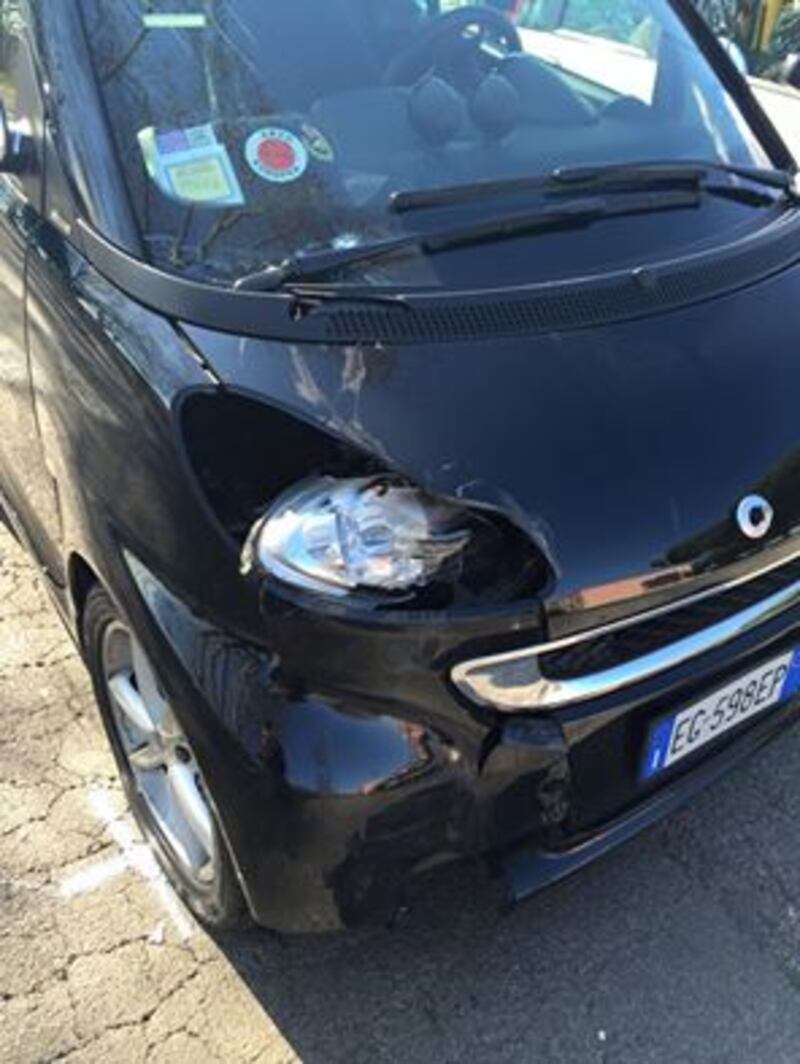 La Smart di Magalli danneggiata
