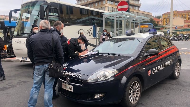 "Scendi, non hai il biglietto" Poi i pugni dello straniero ubriaco al controllore