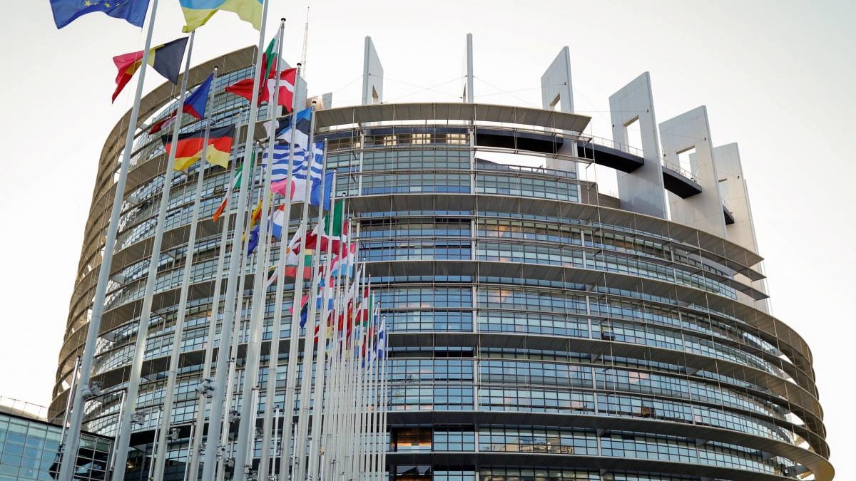 Ue, indagini sulle ingerenze russe: perquisizioni alla vigilia del voto