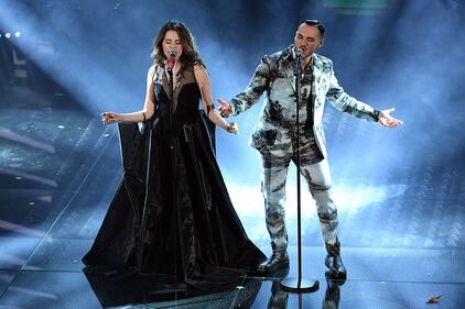 Sanremo 2017, gli outfit sexy della seconda serata 35