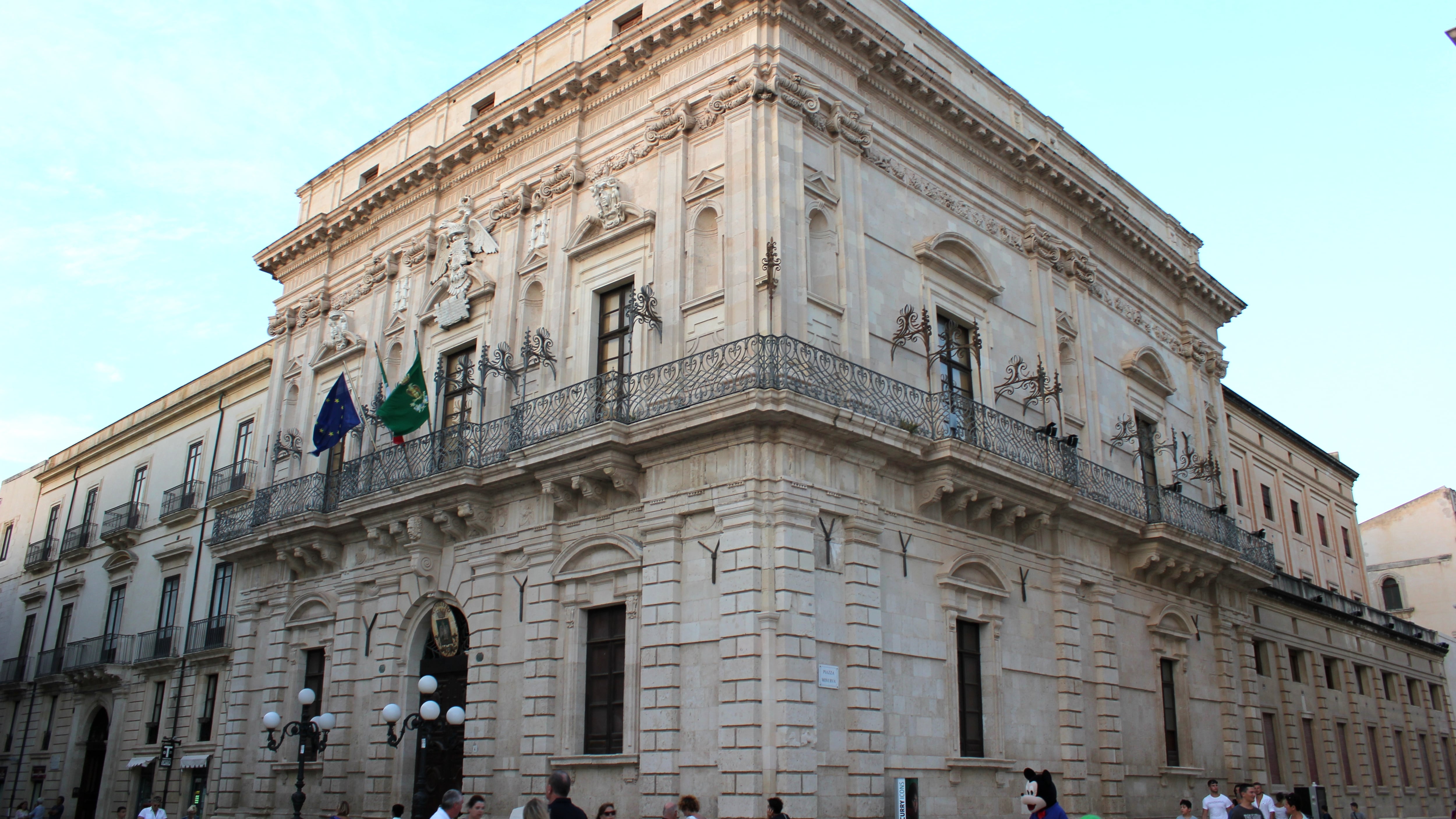 Finte assunzioni per truffare il Comune: chieste condanne per 6 ex consiglieri