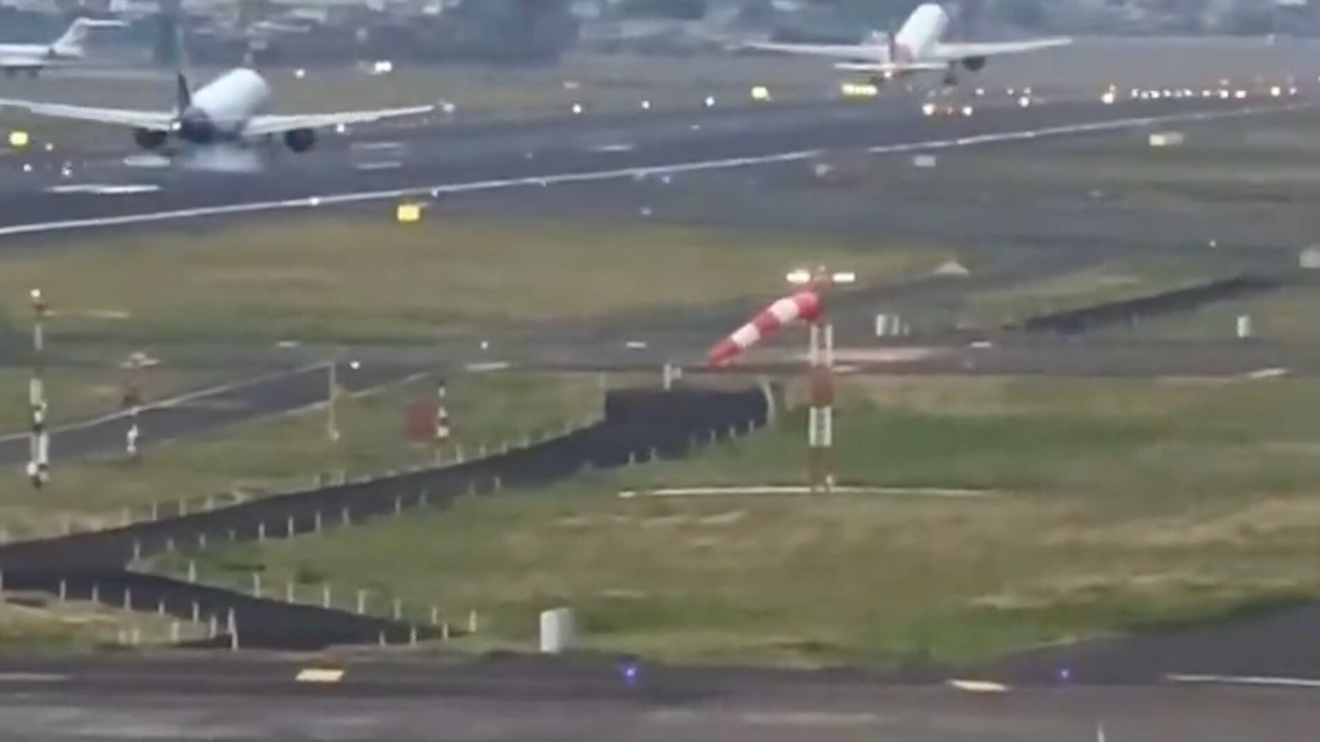 Sfiorata collisione a Mumbai: aereo atterra mentre un altro decolla. Video