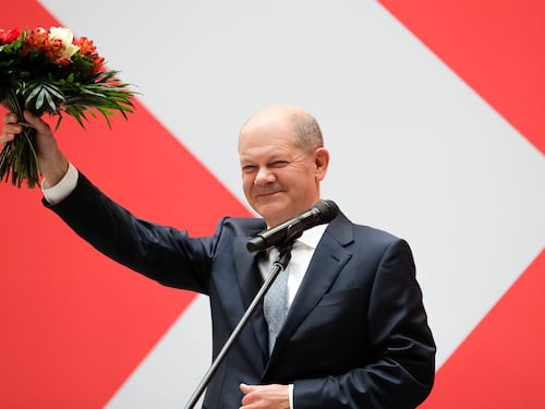 Scholz il rosso scalpita. Verdi-Fdp: via al dialogo. Ma Laschet spera ancora