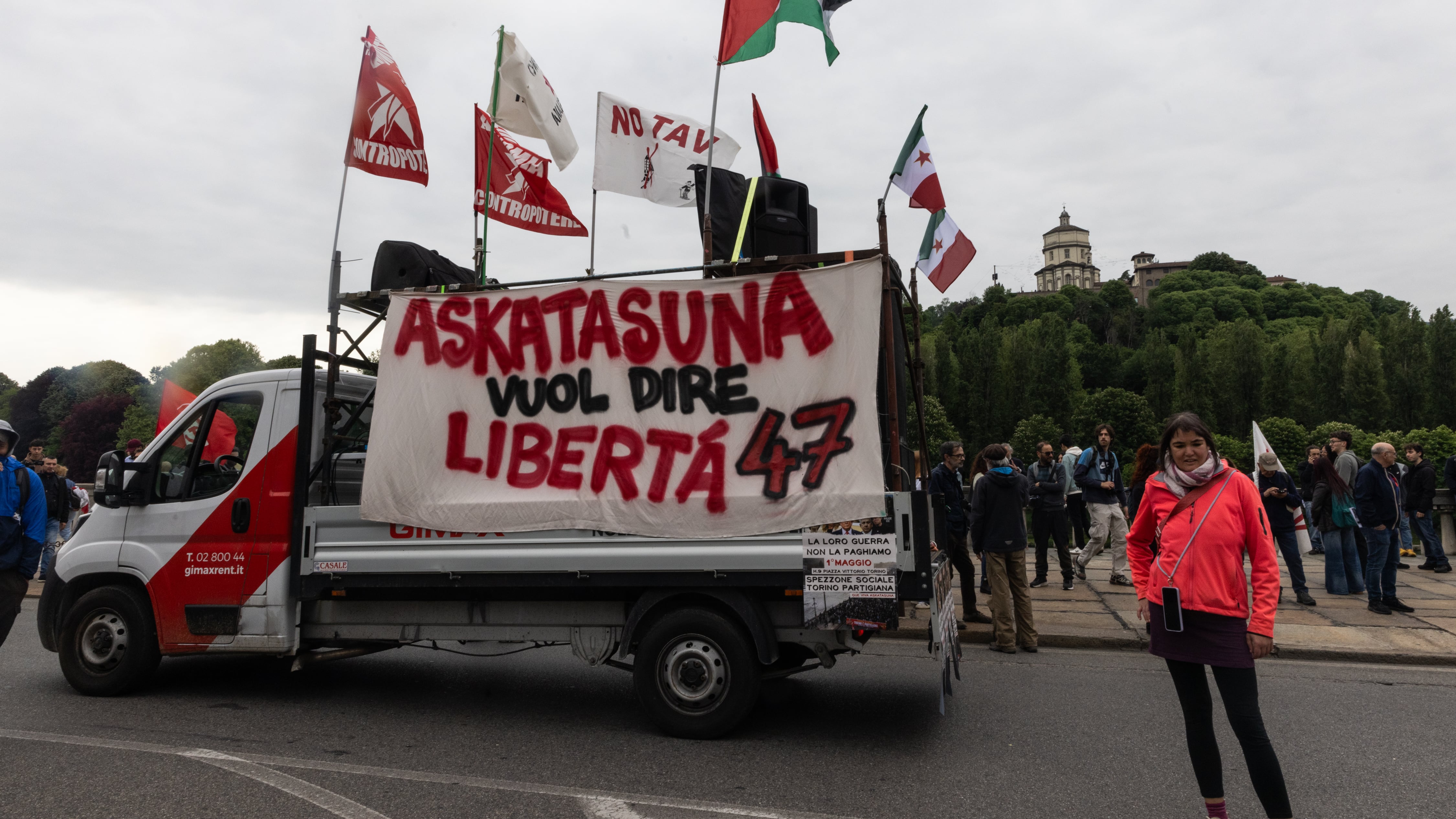 Contrordine compagni. La svolta della sinistra torinese: insegue la destra e organizza “passeggiate” per la sicurezza