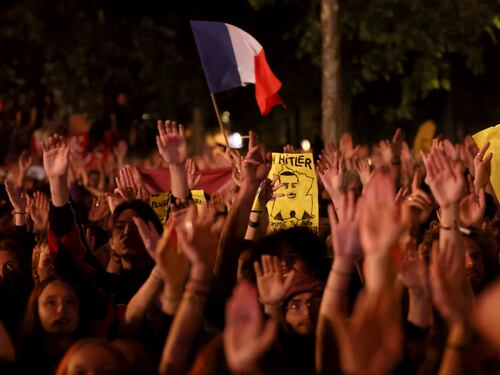 Francia, vietata manifestazione contro la destra davanti all'Assemblea. Le Pen: "Rischio Campidoglio"