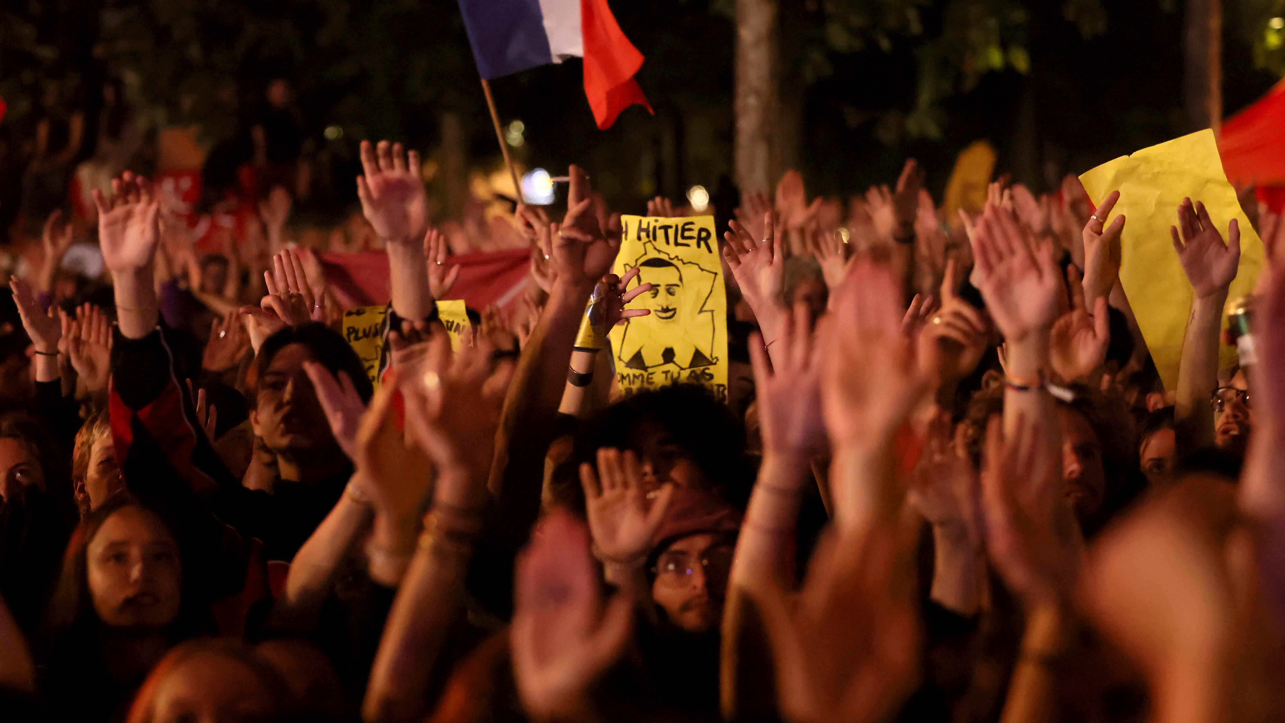 Francia, vietata manifestazione contro la destra davanti all'Assemblea. Le Pen: "Rischio Campidoglio"