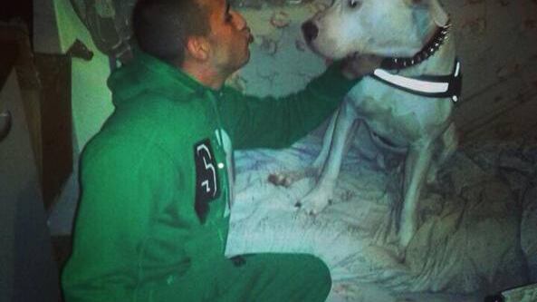Uccide un uomo a calci e pugni perché aveva accarezzato il cane