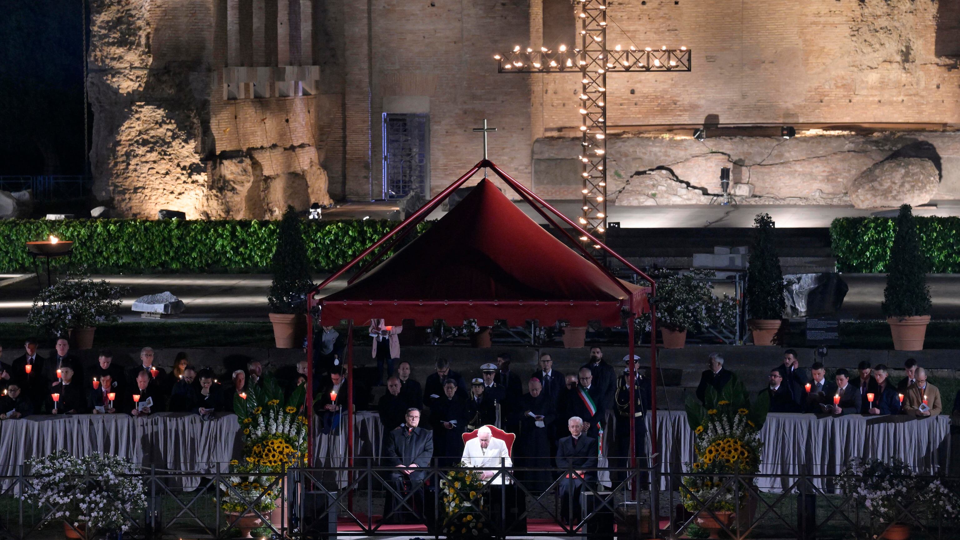 La Via Crucis, il Papa: "Dio porta gli avversari a stringersi la mano"
