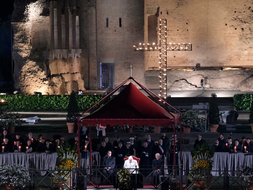 La Via Crucis, il Papa: "Dio porta gli avversari a stringersi la mano"