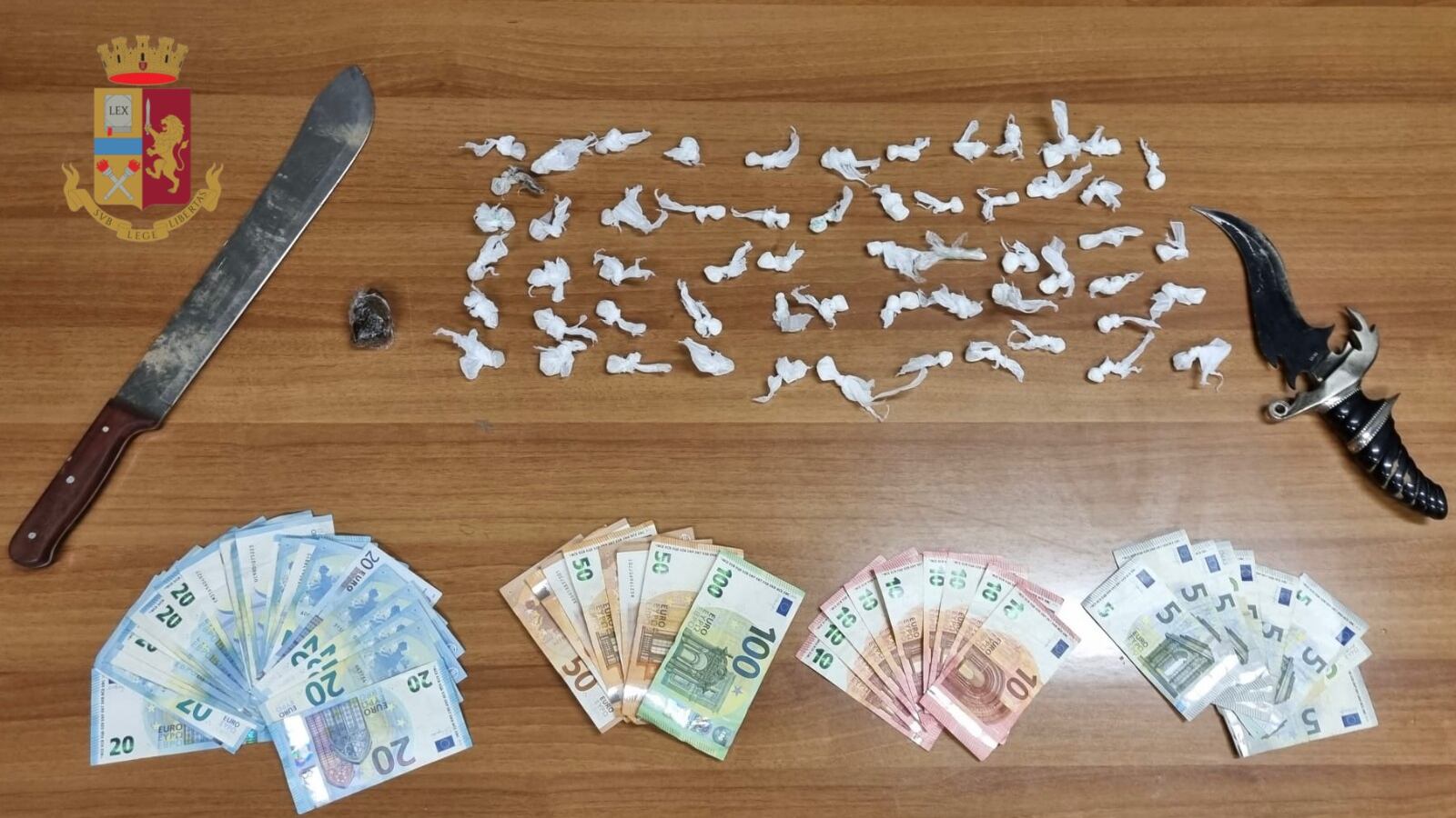 Il machete contro i poliziotti: la tentata fuga dei due pusher marocchini