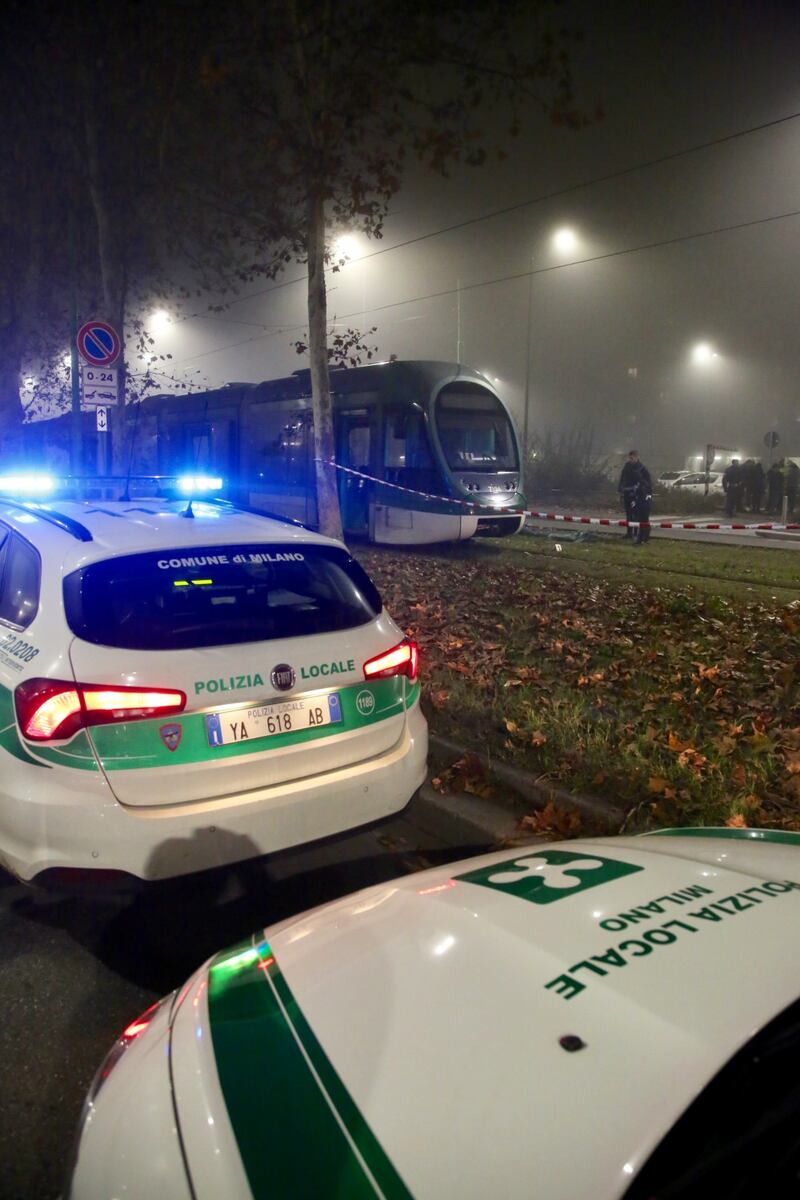 A Milano un pedone è stato investito da un tram mentre stava attraversando le rotaie 7