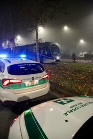 A Milano un pedone è stato investito da un tram mentre stava attraversando le rotaie 7