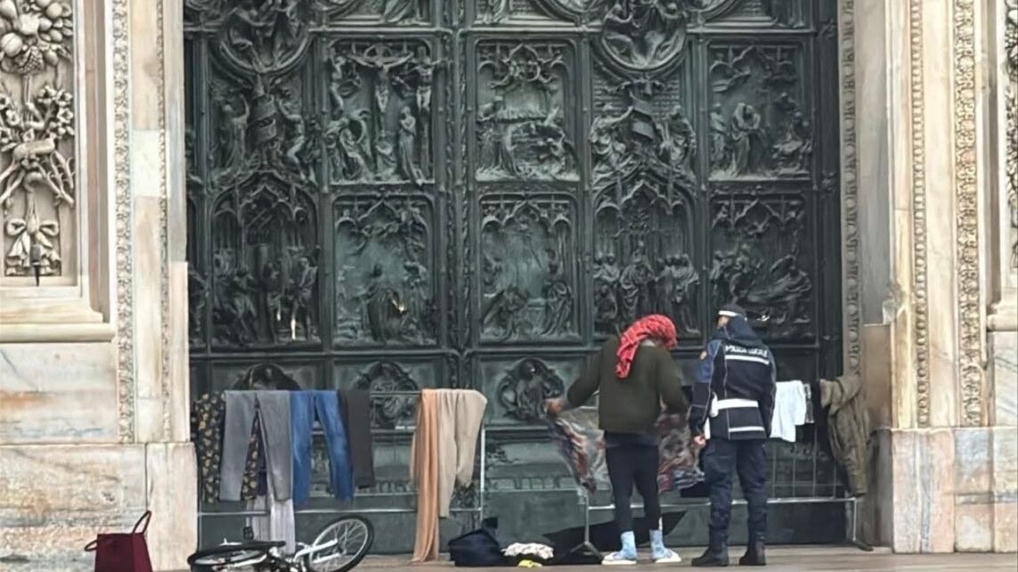 Stende i panni al portone del Duomo. L'opposizione attacca: "Degrado"