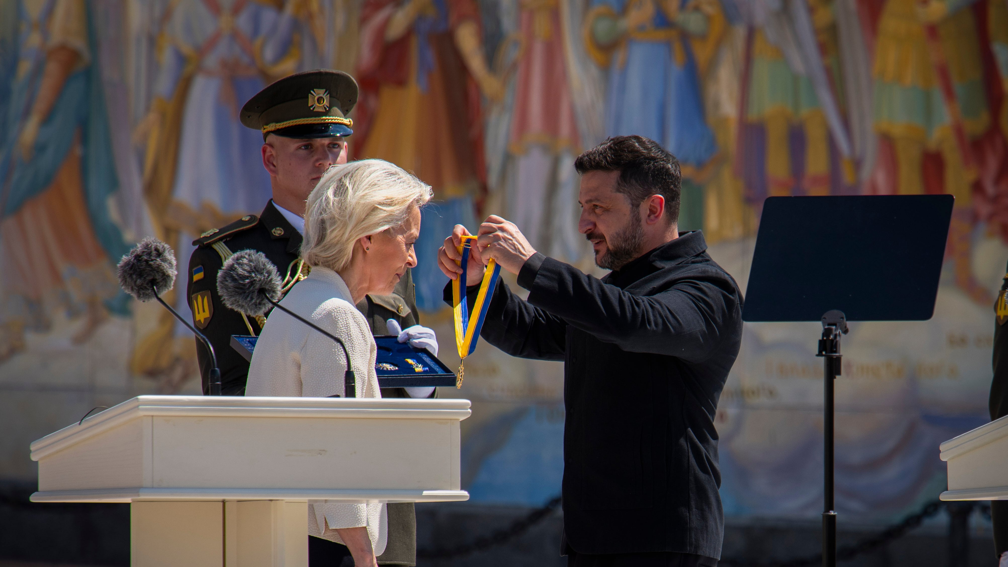 Von der Leyen a Kiev: intese su droni e fondi. Poi la fuga nel bunker per i missili di Mosca