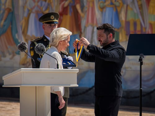 Von der Leyen a Kiev: intese su droni e fondi. Poi la fuga nel bunker per i missili di Mosca