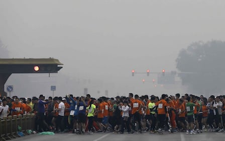 Pechino e smog: maratona si corre  con le mascherine 6