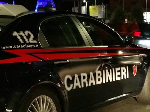 Roma, la follia del gambiano: urina in strada e ferisce giovani