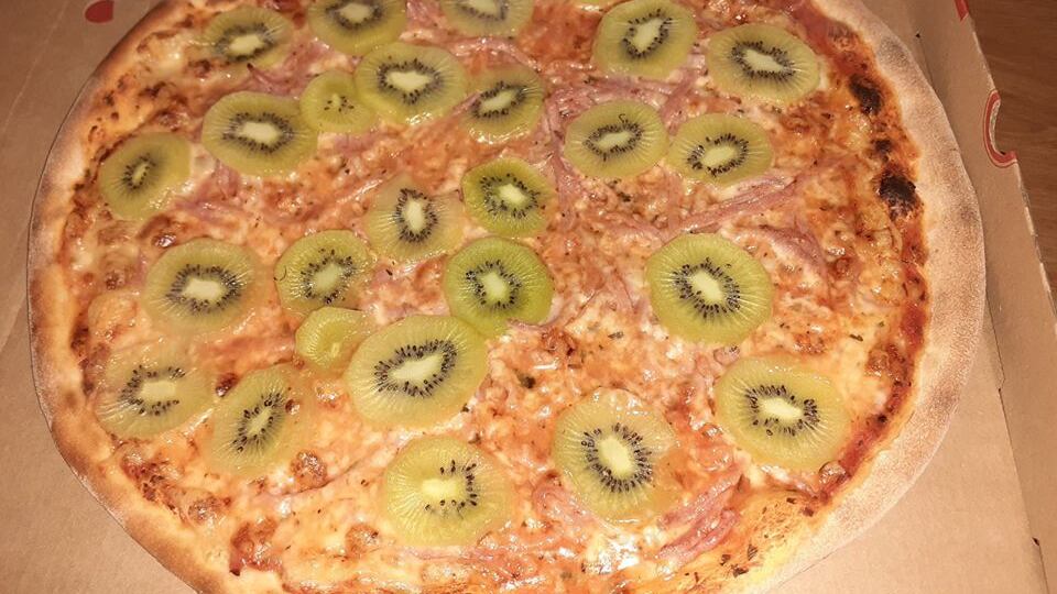 Arriva la pizza con il kiwi, l'inventore: "Dall'Italia minacce di morte"
