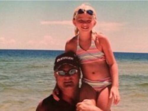Il padre muore per un tumore e ogni anno spedisce fiori alla figlia