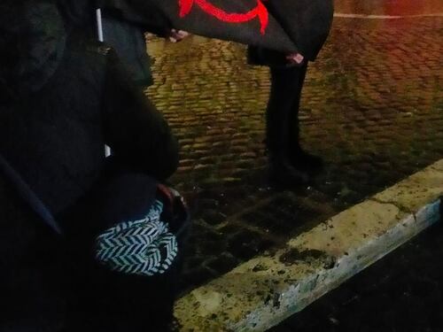 Cassonetti in fiamme e vetrate in frantumi: blitz degli anarchici a Roma