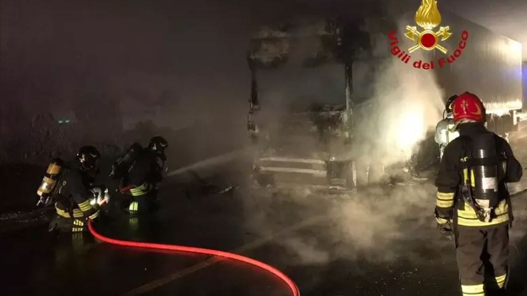 Incidente sull'A1, camion in fiamme in galleria: code e disagi. Poi la riapertura