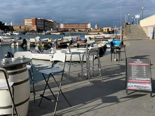 "Non serviamo elettori della Meloni". Gaffe della titolare di un pub