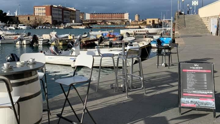 "Non serviamo elettori della Meloni". Gaffe della titolare di un pub