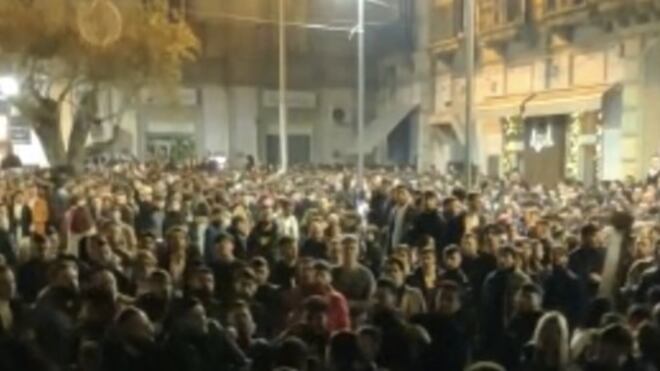 Rissa in piazza a Giugliano alla vigilia di Natale: diversi i feriti