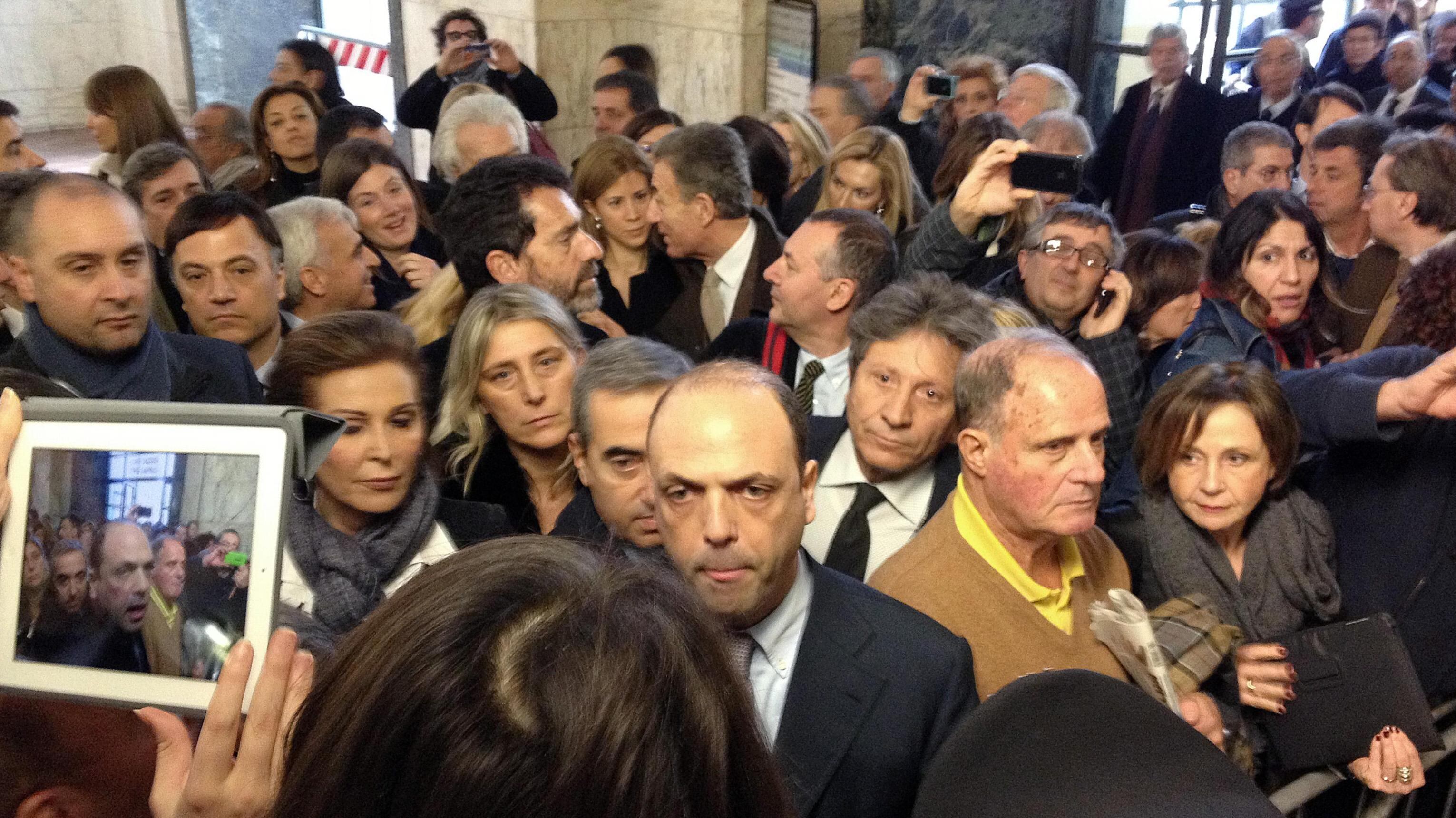 La carica dei 150 in difesa di Berlusconi