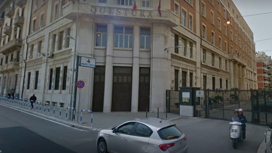 Bari, pregiudicato albanese pesta compagna che chiede aiuto: fermato