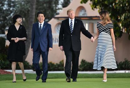 Melania Trump, fascino bianco col premier giapponese 11