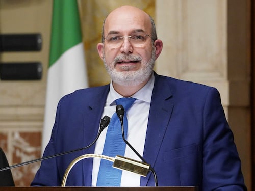 I 5 Stelle esplodono. Crimi verso l'addio