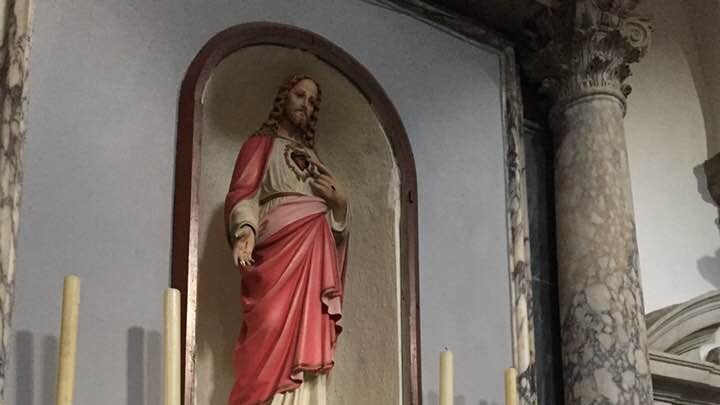 Scultura con bacio gay in chiesa rimossa dopo le proteste dei fedeli