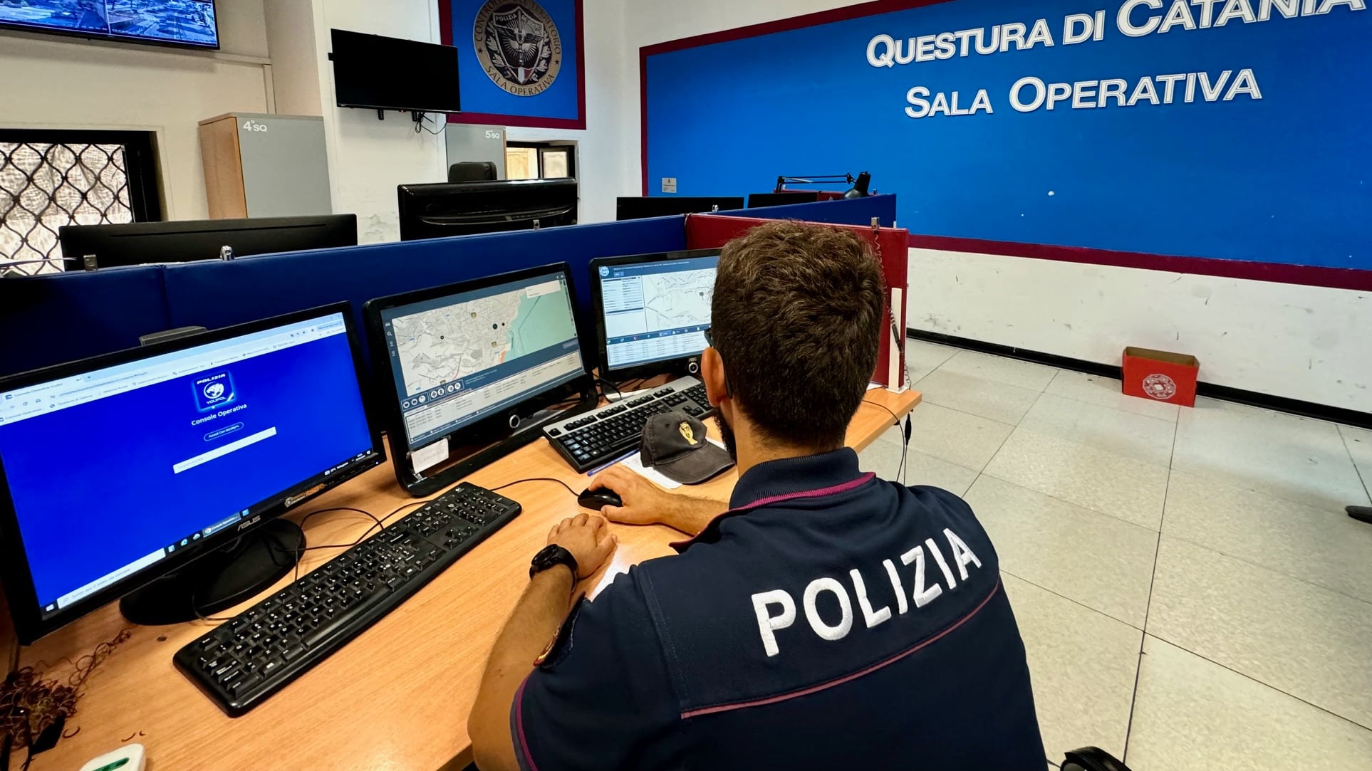 Ruba un auto: forza il posto di blocco e investe un agente
