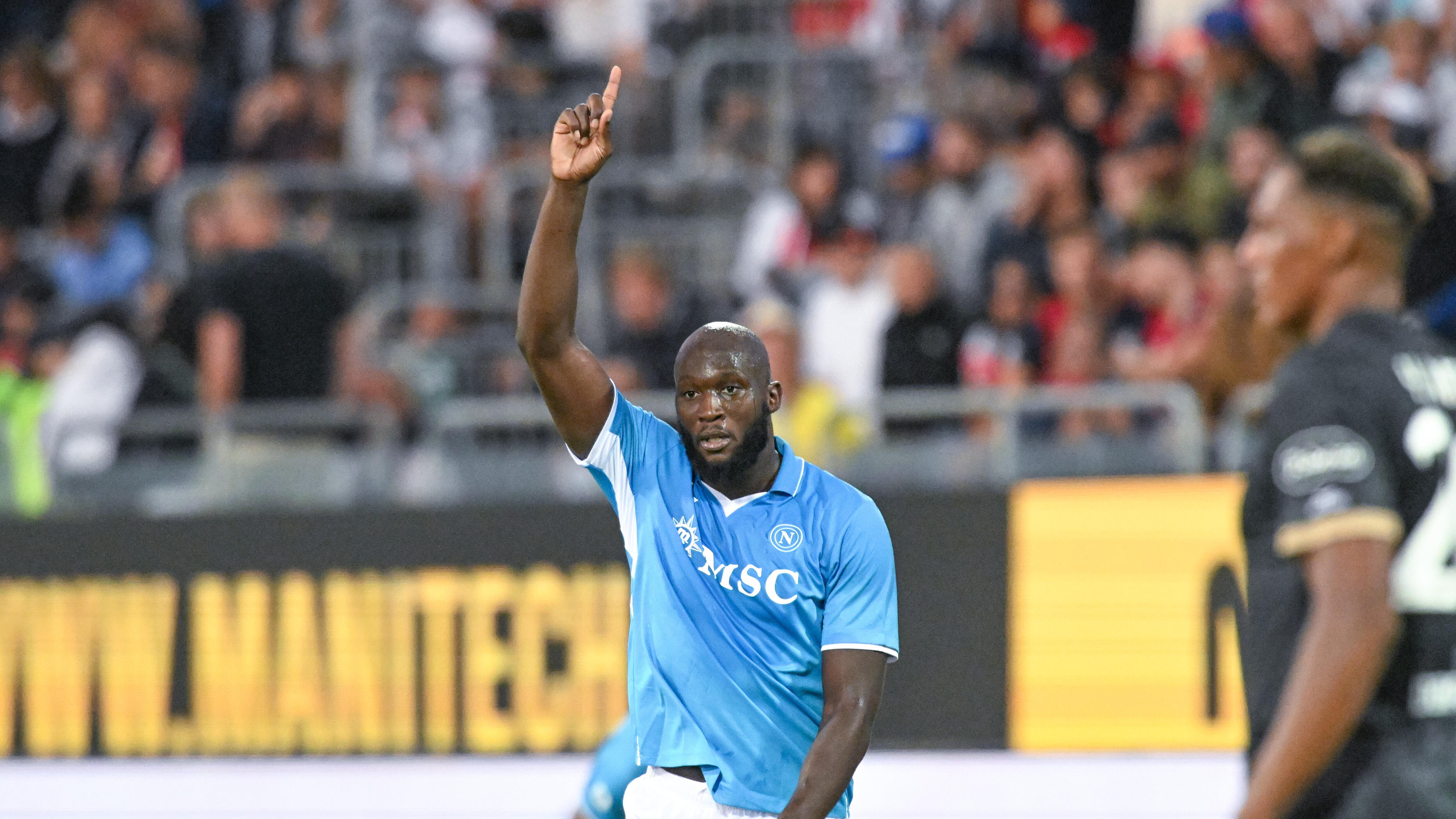 Il Napoli di Conte e Lukaku primo (almeno) per una notte