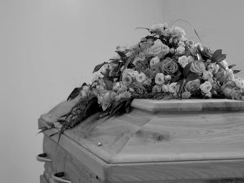 Chi specula sui morti. Il caso cremazioni ora finisce in Procura