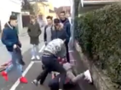 Milano, immigrati aggrediscono coi coltelli un poliziotto che spara