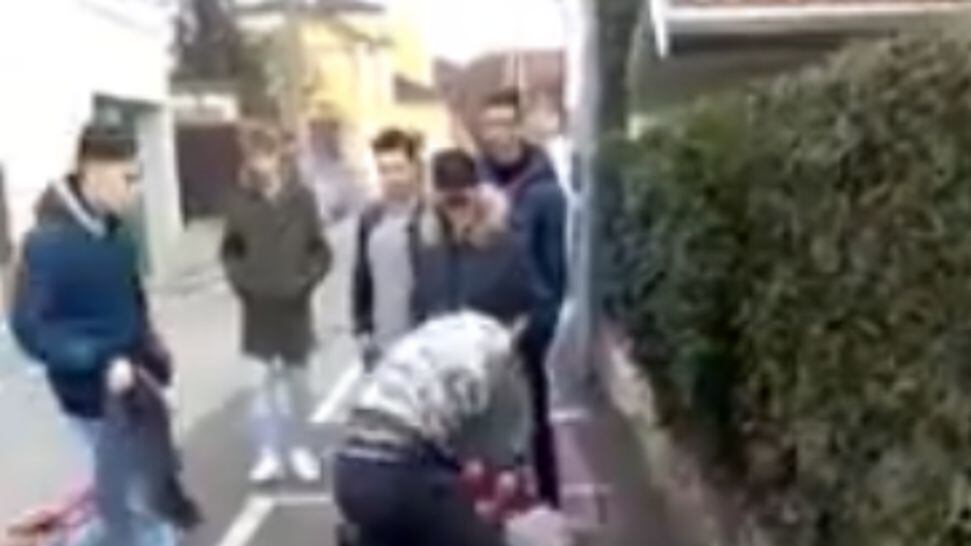 Milano, immigrati aggrediscono coi coltelli un poliziotto che spara