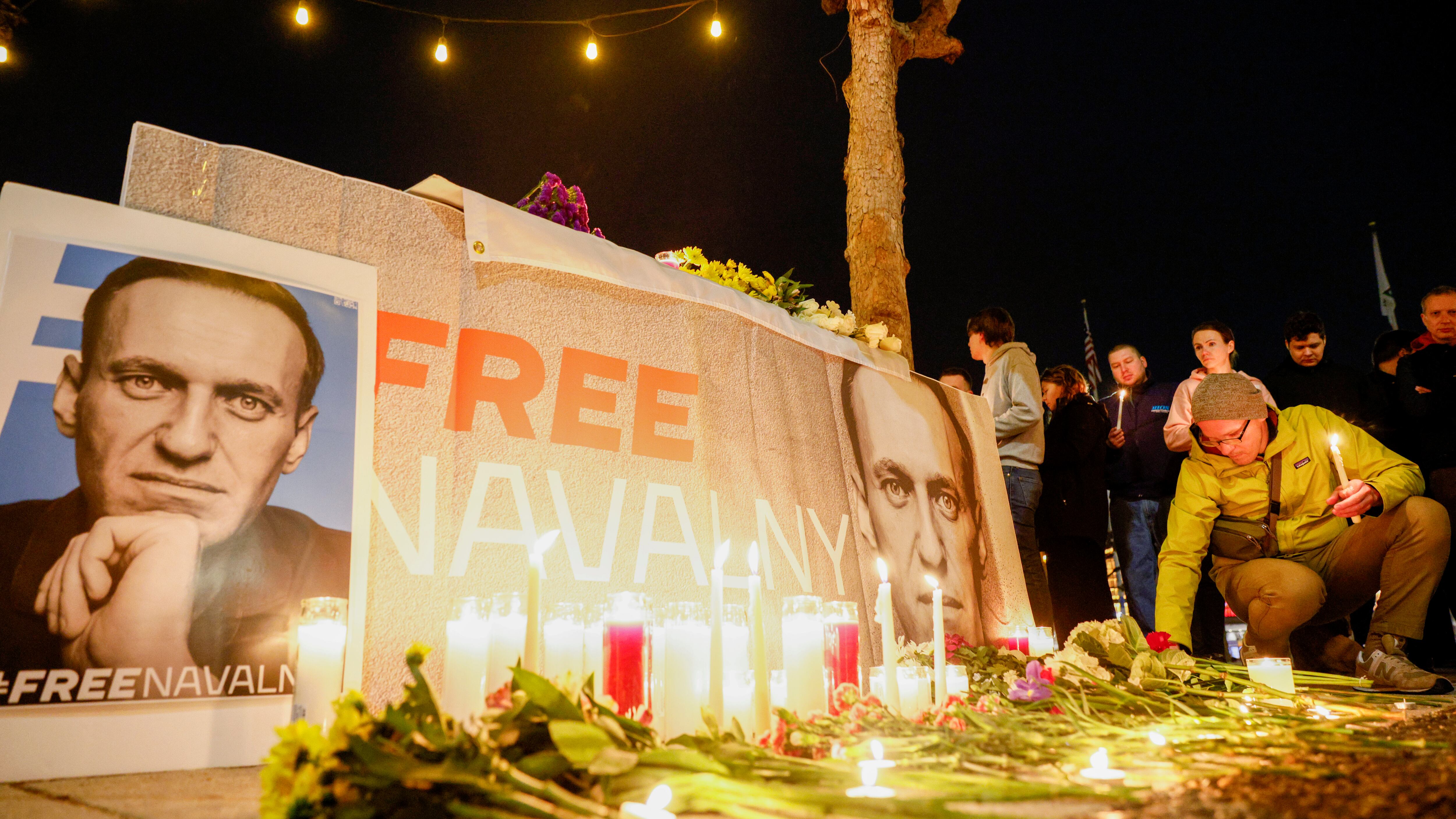 Il mistero di Navalny. "Il corpo è in Siberia. Ci sono dei lividi". L'ipotesi di scambio. "Dovevano liberarlo"