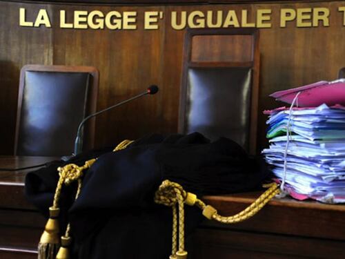 La questura gli revoca il permesso di soggiorno, ma il Tar dà ragione allo straniero