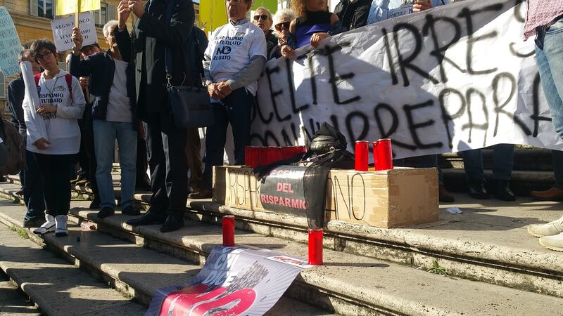 Salva Banche, risparmiatori in piazza: "Renzi, vogliamo indietro i nostri soldi" 10